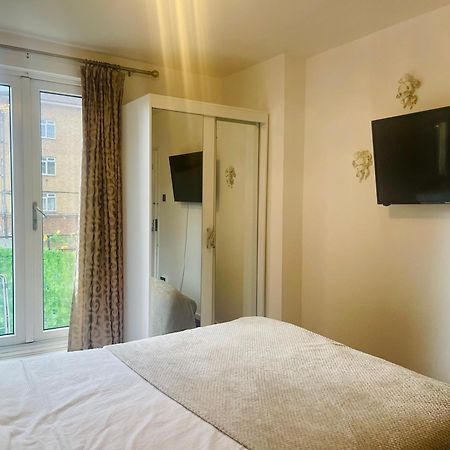 Room With King Size Bed And Shared Kitchen Raynes Park Exterior foto