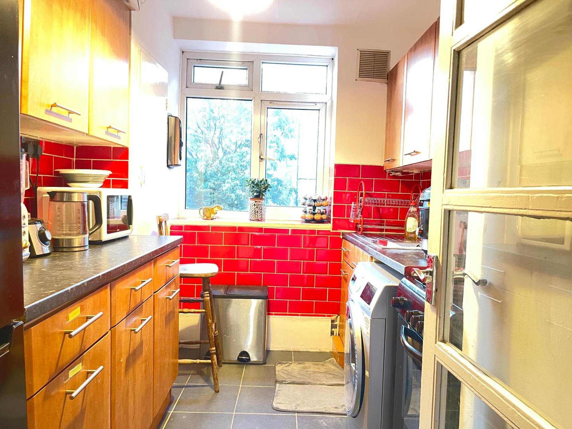 Room With King Size Bed And Shared Kitchen Raynes Park Exterior foto