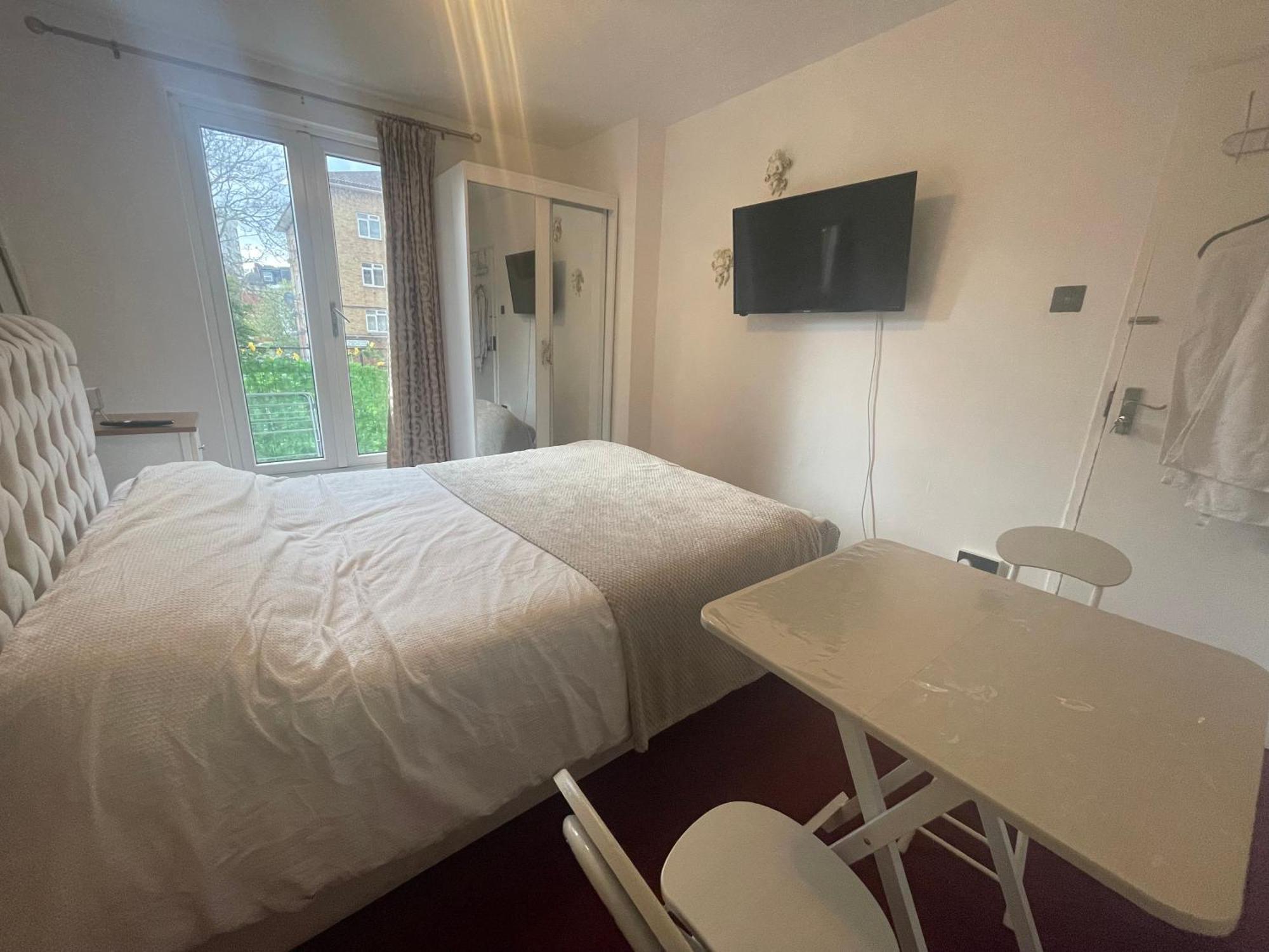 Room With King Size Bed And Shared Kitchen Raynes Park Exterior foto